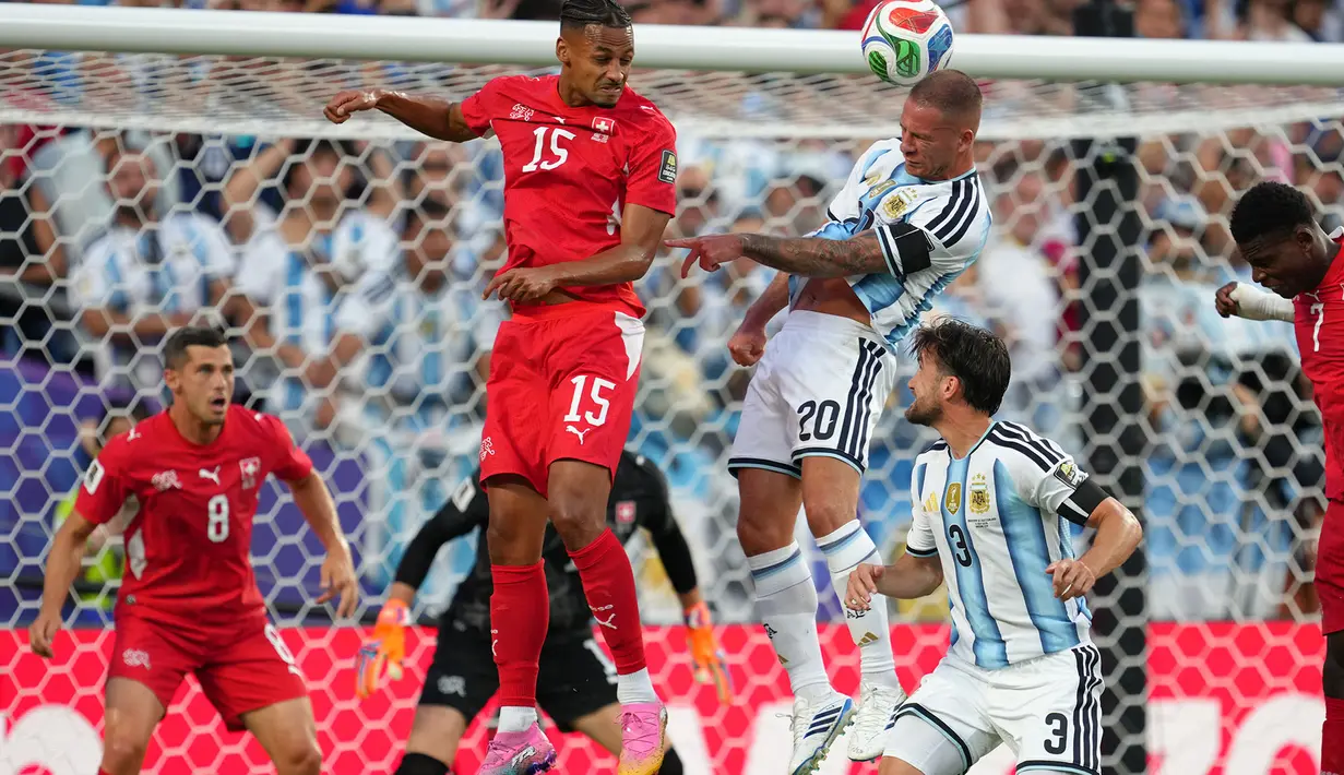 Pemain Argentina Alexis Mac Allister mencetak gol pembuka timnya selama pertandingan perempat final Piala Dunia antara Argentina dan Swiss di Kansas City, Mo., Sabtu, 11 Juli 2026. (AP Photo/Ed Zurga)