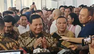 Ketua Umum Partai Gerindra Prabowo Subianto usai menghadiri open house Idul Fitri 1445 Hijriah di kediaman Ketua Harian DPP Partai Gerindra Sufmi Dasco Ahmad, Jakarta, Kamis (11/4/2024). (Merdeka.com/Alma Fikhasari)
