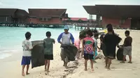 Aksi Bersih Pantai yang dilakukan Komunitas Anak Pulau Derawan. (dok. WWF Indonesia)