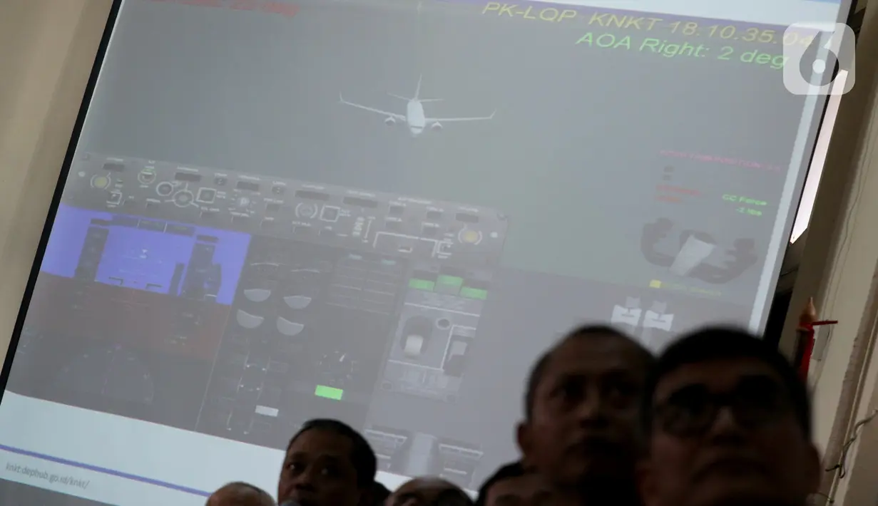 Layar monitor memperlihatkan hasil investigasi kecelakaan pesawat Lion Air JT 610 dalam konferensi pers di Kantor KNKT, Jakarta, Jumat (25/10/2019). Ada sembilan faktor yang berkontribusi dalam kecelakaan pesawat Lion Air JT 610 pada 29 Oktober 2018 di Tanjung Karawang. (Liputan6.com/Johan Tallo)