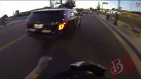 Tak fokus berkendara karena dikejar polisi, biker ini pun tersungkur karena menghajar trotoar.