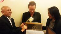 Musisi asal Inggris, Sting, mendapat hadiah kain sarung dan kopi luwak dari Jokowi. (Staf Kepresidenan RI)