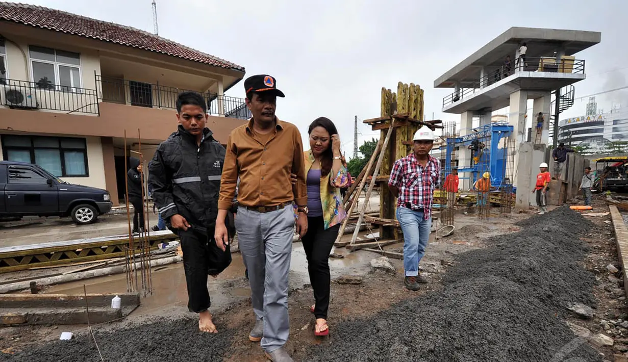 Wakil Gubernur DKI Jakarta, Djarot Saiful Hidayat saat mengunjungi pengerjaan proyek penambahan Pintu Air Manggarai, Sabtu (27/12/2014). (Liputan6.com/Miftahul Hayat)