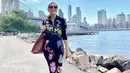 <p>Menyusuri jalanan Brooklyn bridge New York, Maia tampil kece dengan jumpsuit hitam dengan patch dipadukan boots warna hitam. Ia pun membawa sling bag besar cokelat dan mengenakan kecamatanya.&nbsp;&nbsp;@maiaestiantyreal</p>