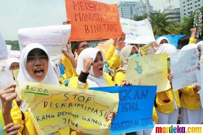 Mahasiwa turut memperingati Hari Kesehatan Jiwa Sedunia sekaligus mengajak semua orang memperlakukan penderita gangguan jiwa dengan baik | Photo: Copyright merdeka.com/muhammad luthfi rahman