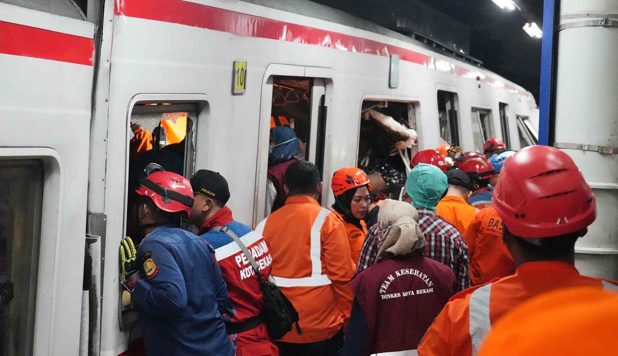 Tim pencari dan penyelamat mencari korban kecelakaan Kereta Api Jarak Jauh (KAJJ) dengan Kereta rel Listrik (KRL) Commuter Line di Stasiun Bekasi Timur, Jawa Barat, Senin, 27 April 2026 malam. (AP Photo/Achmad Ibrahim)