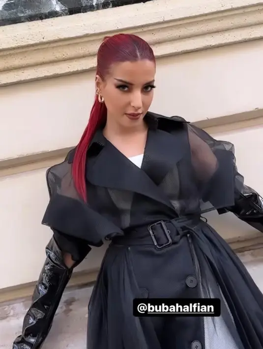 Kali ini, Tasya memadukan sheer coat dengan dress putih dan faux leather gloves. [@claurakiehl/@enzystoria/@tasyafarasya]