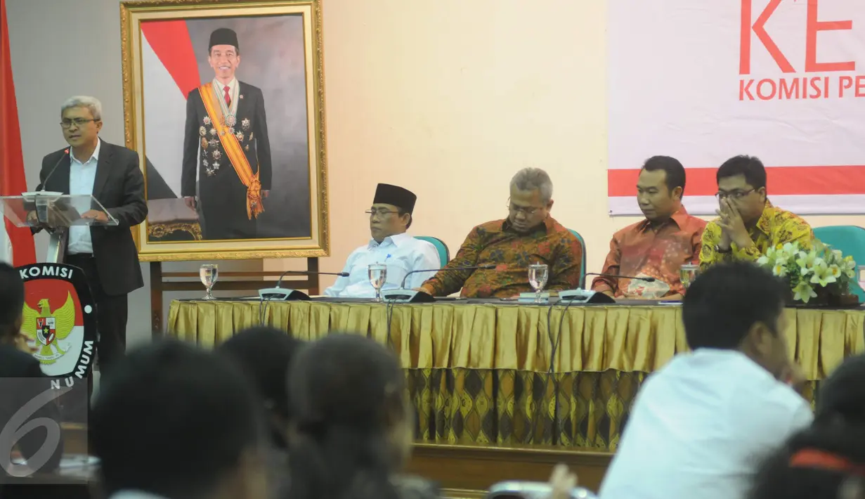 Ketua Komisi informasi Publik John Fresly memberi pemaparan saat acara penandatanganan nota kesepakatan di Gedung KPU, Jakarta, Selasa(29/11). (Liputan6.com/Helmi Afandi)