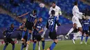 Bek Real Madrid, Sergio Ramos, mencetak gol ke gawang Inter Milan pada laga Liga Champions di Stadion Alfredo Di Stefano, Rabu (4/11/2020). Real Madrid menang dengan skor 3-2. (AP/Bernat Armangue)