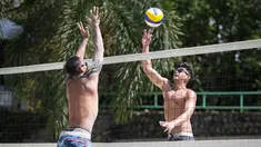 Pemain voli pantai putra Indonesia,&nbsp;Danangsyah Yudistira Pribadi (kanan) melakukan spike ke arah Ade Candra&nbsp;Rachmawan saat latihan persiapan SEA Games 2021 di Padepokan Voli Jenderal Kunarto, Sentul, Rabu (27/04/2022). (Bola.com/Bagaskara Lazuardi)