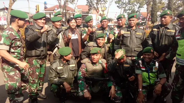 Aktor Epy Kusnandar yang memerankan kang Muslihat dalam film Preman Pensiun bersama penggemar di Garut
