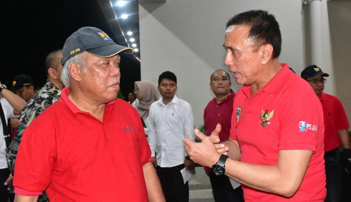 Ketua PSSI, Mochamad Iriawan, berbincang dengan Menteri PUPR, Basuki Hadimuljono, saat meresmikan Stadion Manahan, Solo, Jawa Tengah, Sabtu (15/2/2020). Stadion tersebut merupakan salah satu calon veneu di Piala Dunia U-20 2021 di Indonesia. (Dokumentasi PSSI)
