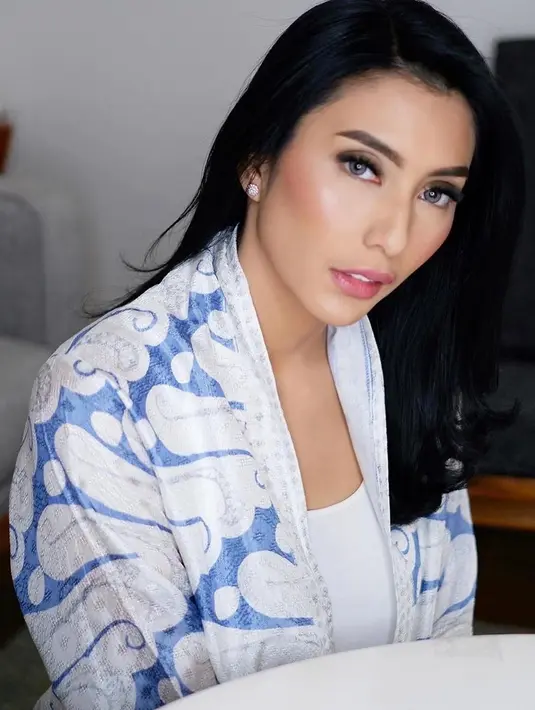 Awalnya Tyas berencana tidak lebaran bersama keluarga besar, namun ia dan suami merasa sehat lalu memberanikan diri bertemu kedua orang tuanya. (Instagram/tyasmirasih)