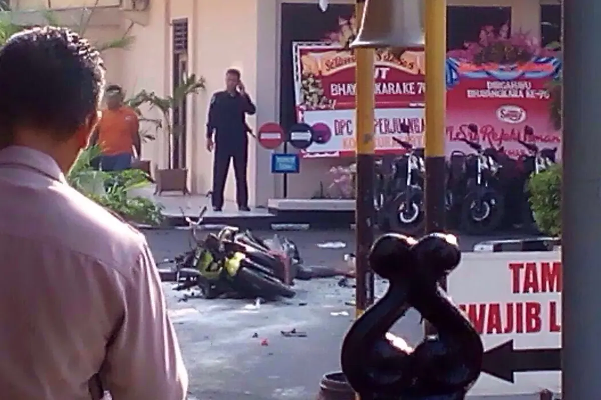20160705-Polresta Surakarta Diguncang Ledakan Bom Bunuh Diri-Solo