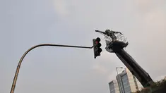 Pembersihan Patung Dirgantara atau Patung Pancoran siap memasuki tahap akhir, Jakarta, Jumat (28/8/14).(Liputan6.com/Miftahul Hayat)