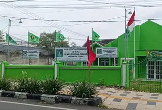 Bendera PDIP berkibar di depan kantor PPP Tuban. (Liputan6.com/Ahmad Adirin)