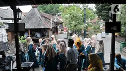 Peziarah berdatangan ke makam Sunan Gunung Jati di Cirebon, Jawa Barat, Kamis (31/3/2022). Makam Sultan Syarif Hidayatullah atau Sunan Gunung Jati merupakan salah satu lokasi yang ramai didatangi para peziarah sebagai tradisi jelang bulan suci Ramadhan. (merdeka.com/Iqbal S. Nugroho)