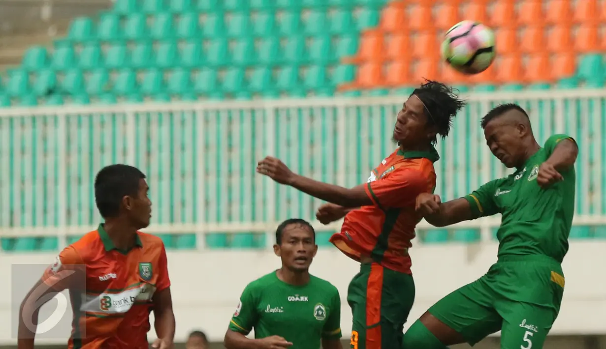 Pemain Persikabo terlibat duel udara dengan pemain PS Bengkulu dalam laga lanjutan Liga 2 di Stadion Pakansari, kab Bogor, Minggu (23/4). Persikabo kalah 1-4 dari PS Bengkulu. (Liputan6.com/Helmi Fithriansyah)
