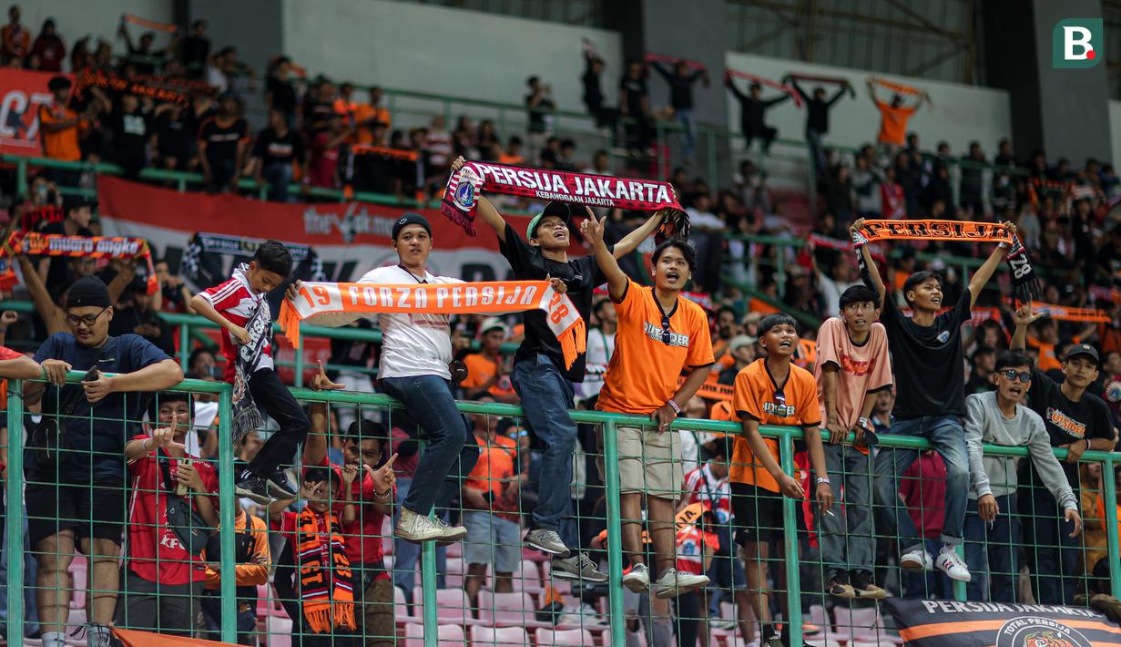 Suporter Persija Jakarta pun semringah melihat hasil akhir pertandingan pekan ke-23 BRI Liga 1 2023/2024 yang dimenangkan oleh Persija Jakarta 1-0 atas PSS Sleman yang berlangsung di Stadion Patriot Chandra Bhaga, Bekasi, Sabtu (16/12/2023). (Bola.com/Bagaskara Lazuardi)</p>