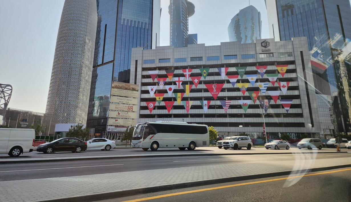 Suasana lalu lintas di kota Doha, Qatar menjelang Piala Dunia 2022 pada Jumat (19/11/2022). (Dok. SCM)