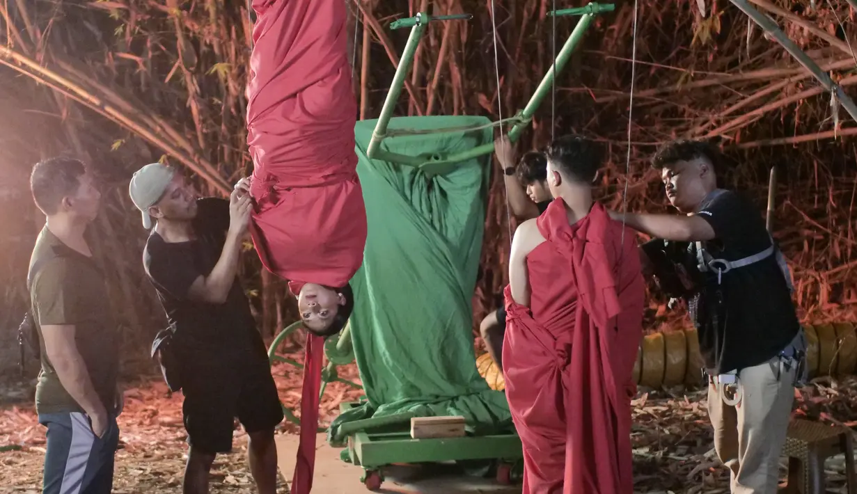 "Kita tidak mengambil set di studio atau di panggung, kita coba langsung pakai real set. Tapi kalau dilihat secara interior yang adegan-adegan di indoor itu, sebenarnya juga itu setnya kayak set panggung," ujar Bayu Pontiagust.  [Foto; Dok Indonesia Kaya]