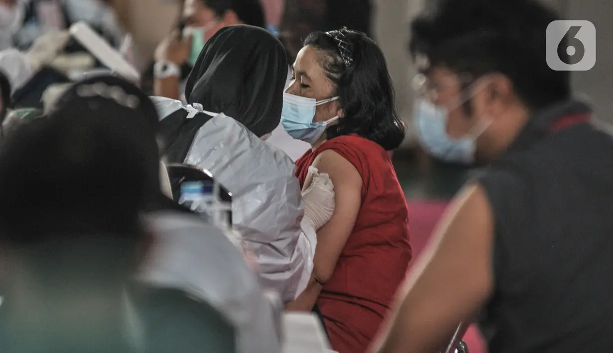 Peserta menerima vaksin AstraZeneca di Sentra Vaksinasi Covid-19, GOR Kemayoran, Kamis (3/6/2021). Pemkot Jakpus menggelar Sentra Vaksinasi Covid-19 untuk PKL, karyawan ritel, dan pelaku UMKM di GOR Kemayoran guna memberikan kekebalan kelompok di sektor perekonomian. (merdeka.com/Iqbal S Nugroho)