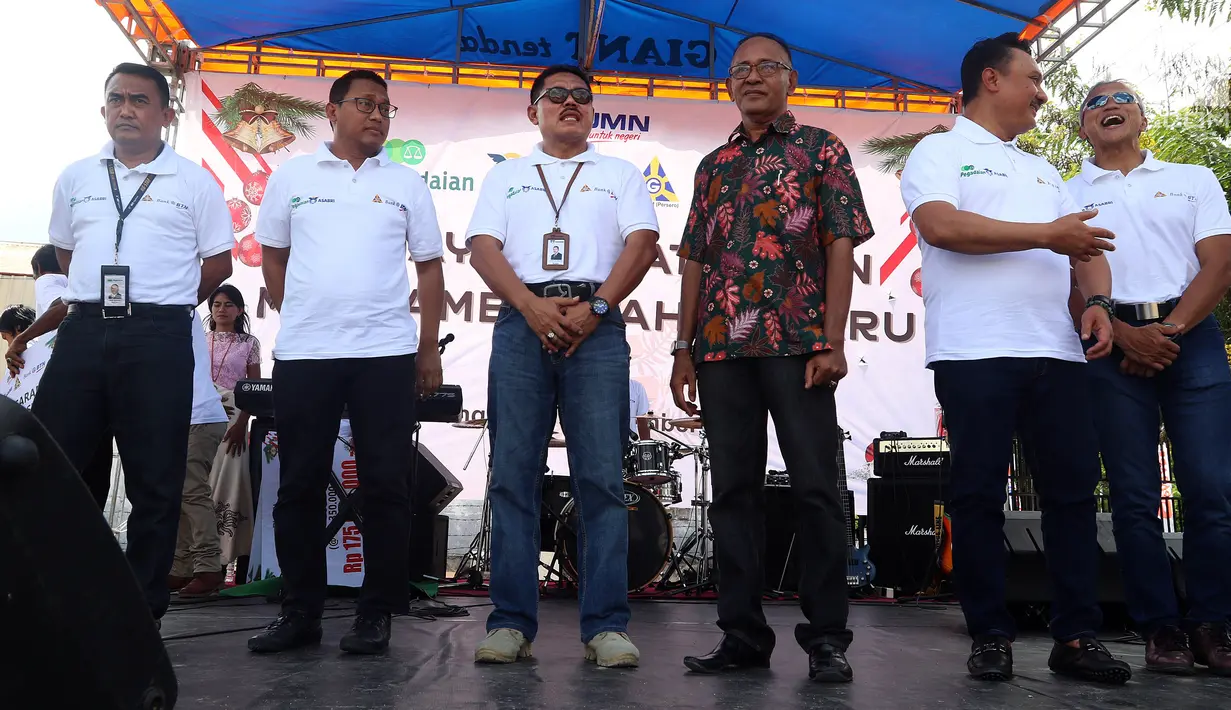 Direksi Sinergi empat BUMN bersama Asisten III Sekda Sumba Timur Ishak Raga Koda saat Natal bersama dan bantuan CSR Sinergi BUMN di Kota Waingapu, Sumba Timur, Sabtu (15/12). BUMN kembali bersinergi meningkatkan kehidupan sosial. (Liputan6.com/JohanTallo)