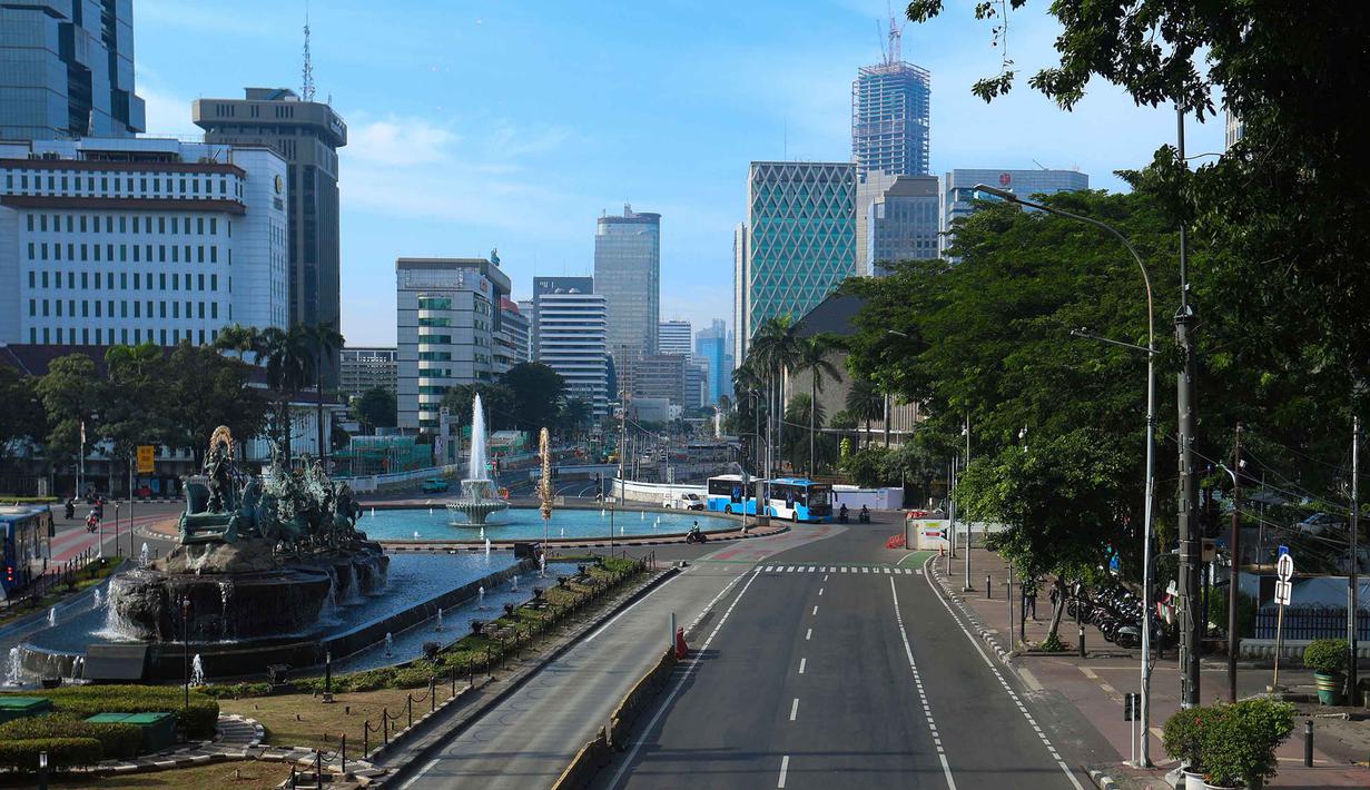 Diperkirakan lebih dari 3,5 juta kendaraan keluar dari Jakarta pada libur Lebaran kali ini. Kondisi ini menghadirkan sisi lain Jakarta yang jarang terlihat. Tampak dalam foto, suasana salah satu ruas jalan di Jakarta, Kamis (19/3/2026) pagi. (Kapanlagi.com/Budy Santoso)