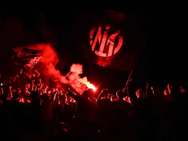 Para pendukung Inter Milan merayakan gelar juara Serie A musim 2025/2026 atau scudetto ke-21 di Piazza Duomo, Milan, Italia, Minggu (3/4/2026) malam waktu setempat atau Senin (4/5/2026) dini hari WIB. Inter Milan resmi mengunci gelar Scudetto ke-21 mereka usai mengalahkan Parma dengan skor 2-0 di Stadion San Siro, Milan, Minggu (3/4/2026) malam waktu setempat atau Senin (4/5/2026) dini hari WIB. (PIERO CRUCIATTI/AFP)