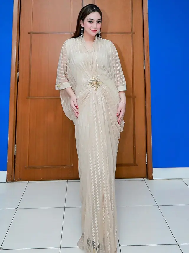 8 Potret Celine Evangelista saat Pakai Kaftan, Bisa Jadi Inspirasi