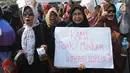Sejumlah ibu-ibu yang tergabung dalam Barisan Emak-Emak Militan (BE2M) Indonesia menggelar aksi di seberang Istana Merdeka, Jakarta, Rabu (18/7). Mereka menuntut Presiden Jokowi menurunkan harga sembilan bahan pokok (sembako). (Liputan6.com/Arya Manggala)