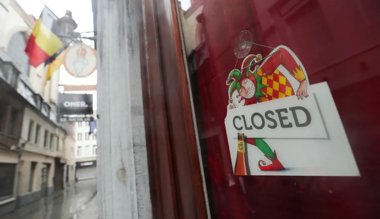 Tanda tutup terpasang di pintu sebuah bar di Brussel, Belgia (2/11/2020). Mulai 2 November, Belgia menerapkan lockdown (karantina wilayah) yang lebih ketat, dengan sejumlah aturan diberlakukan di seluruh negara tersebut untuk memerangi COVID-19. (Xinhua/Zheng Huansong)