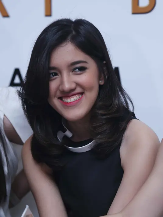 "Dari awal terbentuk kita sebenernya nggak disebut girlband. Dari awal kita bukan suka ngedance tapi karena waktu itu eranya girlband dan boyband, nah kita harus tahu bagaimana cara supaya kelihatan," ujar Ify. (Nurwahyunan/Bintang.com)