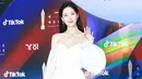 <p>Seohyun SNSD juga tampil secantik dewi dengan gaun off shoulder warna putih dan kereta panjang. (Instagram/soshitagram).</p>