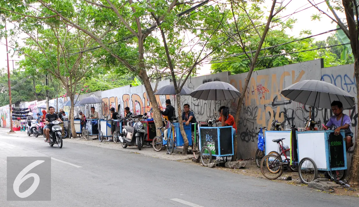 Pinggiran jalan di Lenteng Agung menjadi tempat menaruh sejuta asa bagi sejumlah penjahit keliling, Jakarta, Senin (6/7/2015). Menjelang hari raya Idul Fitri, penjahit 'Vermak Levis' keliling mulai kebanjiran rezeki. (Liputan6.com/Yoppy Renato)
