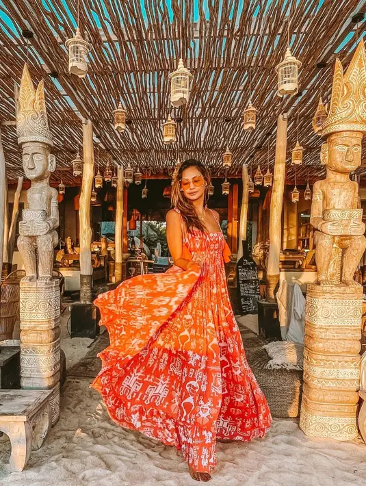 Memiliki kulit eksotis, artis Indah Kalalo kerap muncul dengan mengenakan busana warna vibrant. @indahkalalo.