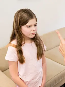 FOMO pada anak biasanya muncul ketika mereka merasa tertinggal dari teman sebaya,  entah karena tidak ikut kegiatan tertentu, tidak memiliki barang yang sama, atau melihat unggahan teman di media sosial yang tampak lebih seru. (foto/dok: freepik/peoplecreations)