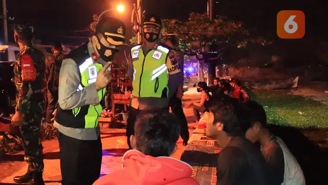 Imbauan kepada masyarakat untuk menerapkan protokol kesehatan (prokes) Covid-19. (Liputan6.com/Ahmad Adirin)