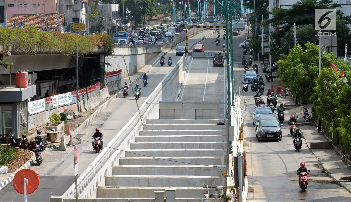 Pengendara melintas di sisi jalur masuk terowongan atau underpass Matraman, Jakarta, Jumat (6/4). Pemprov DKI Jakarta berencana melakukan uji coba lalu lintas di terowongan Matraman pada 10 April mendatang. (Liputan6.com/Helmi Fithriansyah)