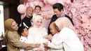 <p>Keluarga besar pun sudah berkumpul di Singapura menjelang Syahrini melahirkan. Kebetulan hari itu bertepatan dengan momen perayaan ulang tahun keponakannya. (Foto: Instagram/ princessyahrini)</p>