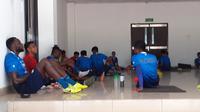Pemain Persib Bandung duduk di pelataran Stadion Gelora Bandung Lautan Api (GBLA) sebelum berlatih, Kamis (17/9/2020). (Bola.com/Erwin Snaz)