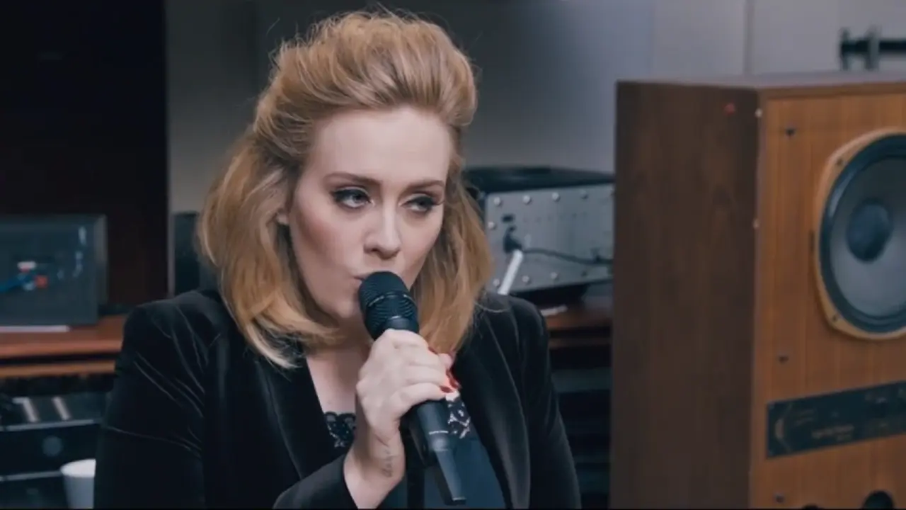 Adele dalam video When We Were Young.