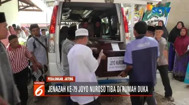 Jenazah korban Lion Air JT 610 ke-79 yang berhasil diidentifikasi, Joyo Nuroso, tiba di rumah duka di Pekalongan, Jawa Tengah.