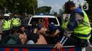 Sejumlah orang dibawa dengan kendaraan polisi setelah diamankan di Kawasan Senayan, Jakarta, Kamis (8/10/2020). Mereka diduga hendak melakukan unjuk rasa di depan gedung DPR. (merdeka.com/Imam Buhori)
