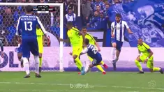 Porto mencetak gol aneh saat mengalahkan Desportivo Aves 2-0 dan mempertahankan upaya mereka merebut gelar Liga Portugal dengan me...