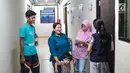 Penghuni berbincang di lorong Rumah Susun (Rusun) Promoter Polri di Kebon Jeruk, Jakarta Barat, Rabu (28/11). Rusun seluas 15.302 meter persegi akan dihuni anggota polri yang aktif. (Liputan6.com/Faizal Fanani)