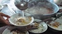 Soto Gading, salah satu makanan favorit Jokowi saat pulang ke Solo. (Screenshot YouTube/Presiden Joko Widodo/Putu Elmira)