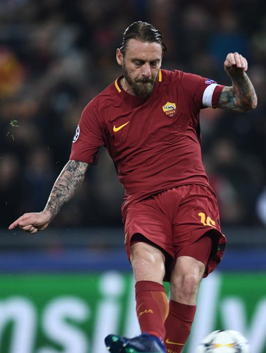 3. Daniele de Rossi - Pemain gaek As Roma mendapatkan tempat tersendiri di hati Laziale. Usai rasakan kekalahan pada derby Ibukota, De Rossi langsung memberikan selamat kepada Biancocelesti atas kemenangan tersebut. (AFP/Filoppo Monteforte)