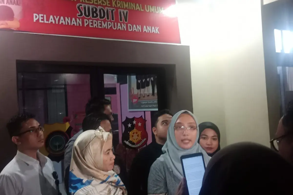Kuasa hukum istri dosen, LH, yang dipaksa berhubungan badan dengan pria lain oleh suaminya memberi keterangan kepada wartawan di Gorontalo. (Foto: Liputan6.Arfandi Ibrahim)