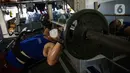 Pengunjung berolahraga di tempat pusat kebugaran Mark Gym di kawasan Tebet, Jakarta, Selasa (5/10/2021). Meski demikian, tetap diberlakukan pembatasan seperti jumlah pengunjung maksimal 25 persen.  (Liputan6.com/Faizal Fanani)
